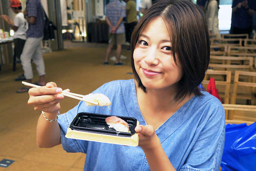 ↑寿司3貫盛りを試食する優ちゃん。一口食べただけでニンマリ