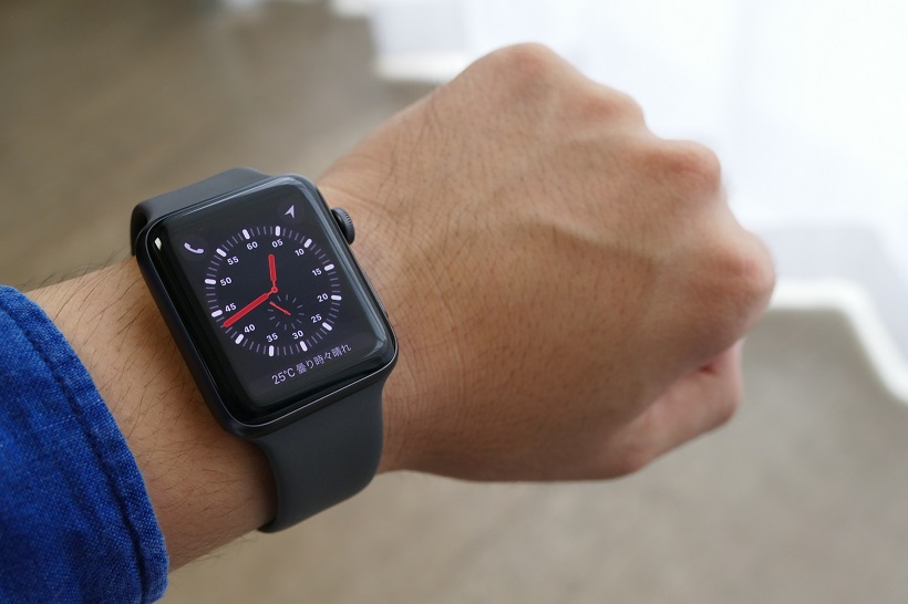 ↑今回筆者がレビューしたのは、au版のApple Watch Series 3のGPS + Cellularモデル。ケースサイズは42mmでスペースグレイアルミニウムケースとグレイスポーツバンドの組み合わせだ。
