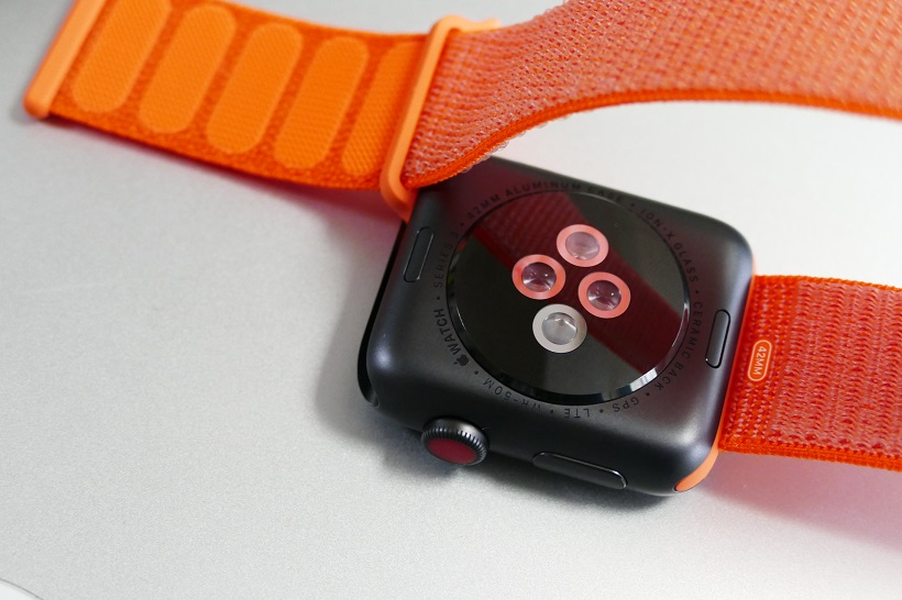 ↑バンドを取り換える。こちらは新登場の「スポーツループ」バンド