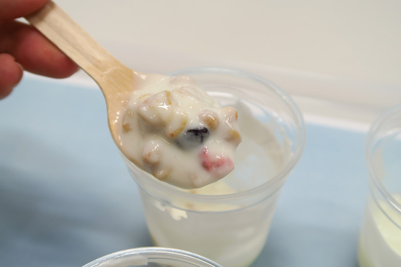↑よく混ぜて少し置いてから食べても、グラノーラの食感は軽やか。これはかなり衝撃の体験だった