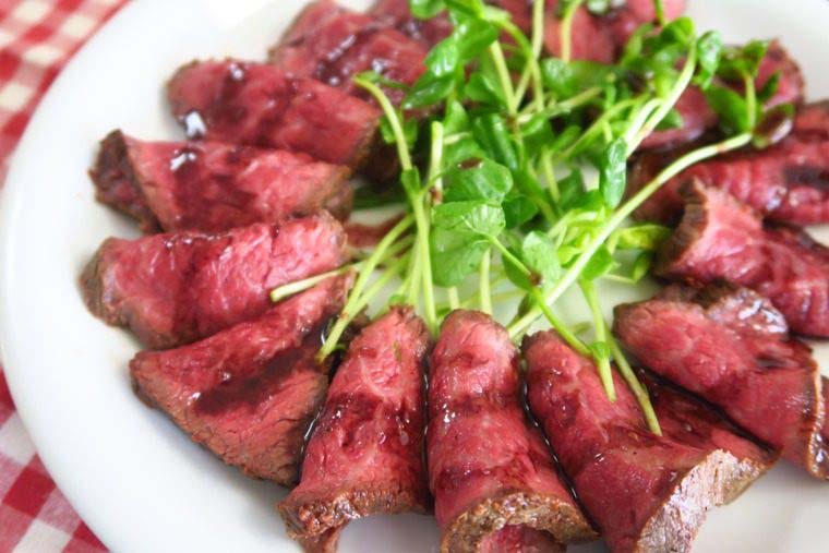 ローストビーフはフライパンひとつで作れる! ホームパーティの献立にしたい私たちの“勝負ごはん”【前編】