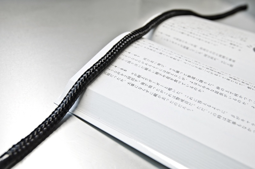 いい意味で非常識！ 細長く自在に曲がるから用途無限大の「なわ文鎮」誕生