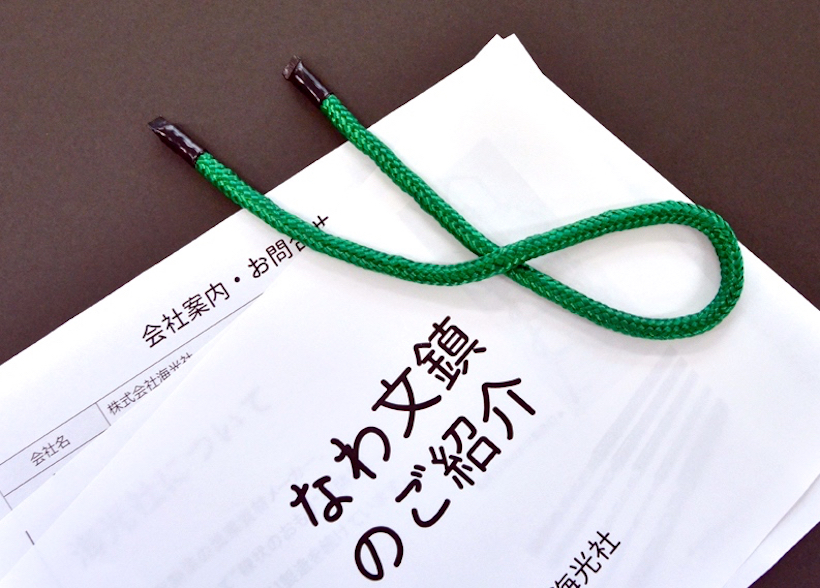 ↑バラけた書類もまとめて固定。カラーは鮮やかな緑のほか、黒の全2種