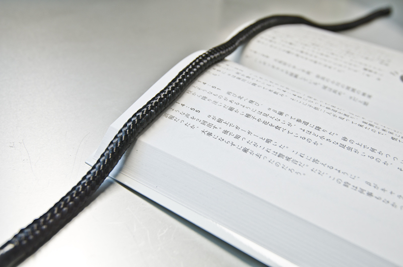 ↑書籍の上に乗せて、ページを押さえることも可能。細いので、ページを隠すことなく固定できる