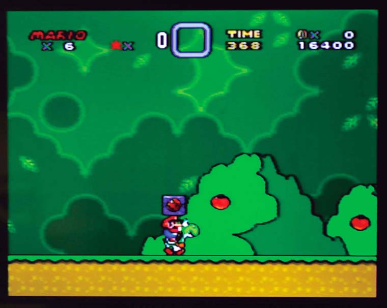 ↑ジャンプで乗れるマリオの相棒・ヨッシーが登場。長い舌でアイテムでも敵でも何でものみ込む。赤い甲羅を飲 み込むと炎を発射する