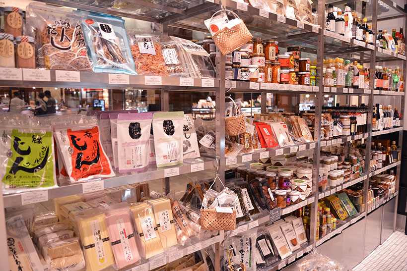 ↑乾物に調味料など、商品棚には日本各地の食材がズラリ!