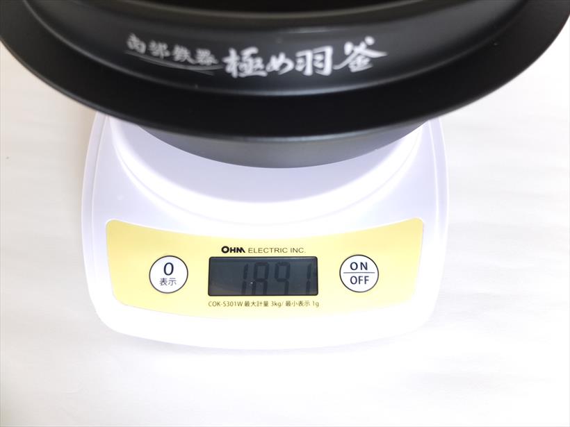 ↑自宅のはかりで計測したところ、内釜の重さは1891gでした。他機種と比べて倍近く重いです