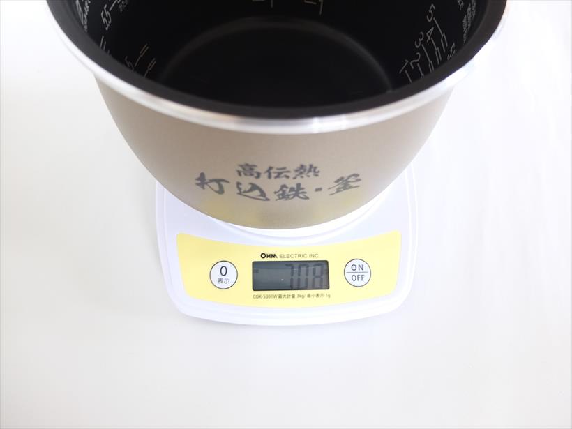 ↑内釜はアルミをベースに発熱効率の高い鉄を打ち込んだもの。高火力炊飯を可能にしながら、圧倒的に軽いのが魅力です