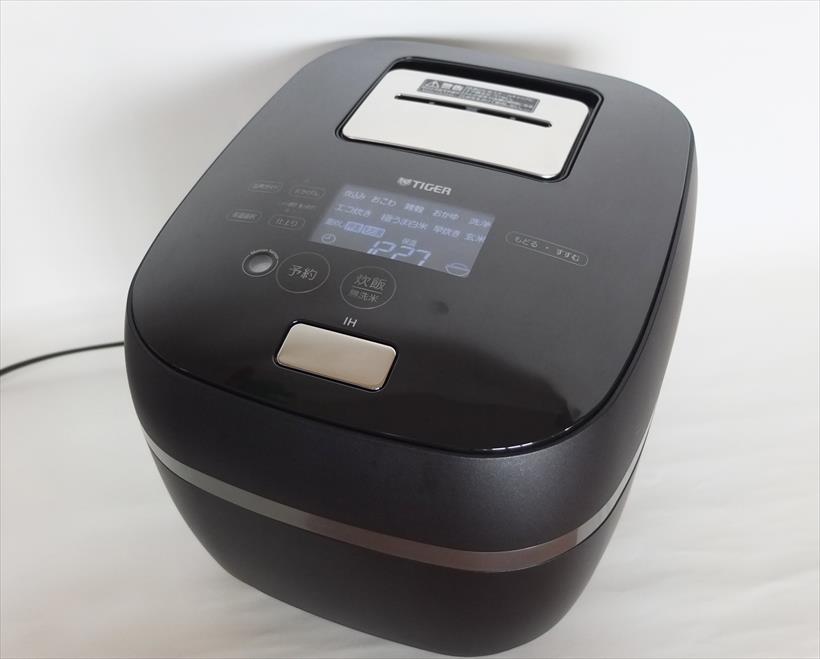 ↑液晶パネルの文字と操作ボタンが黒いボディに浮き上がって表示され、スタイリッシュです