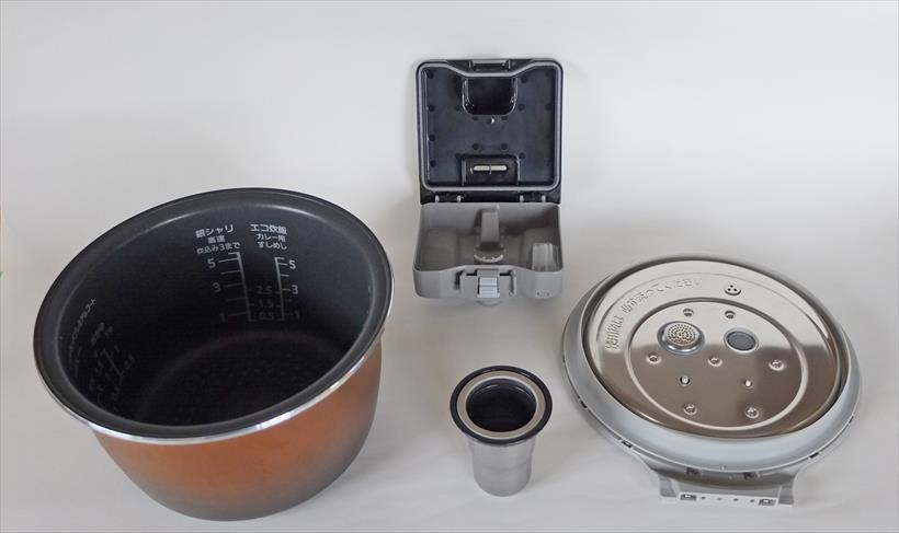↑写真左から内釜、蒸気口カセット(上)、水容器(下)、内ぶた。蒸気口カセットは2つに分けて洗う必要があります