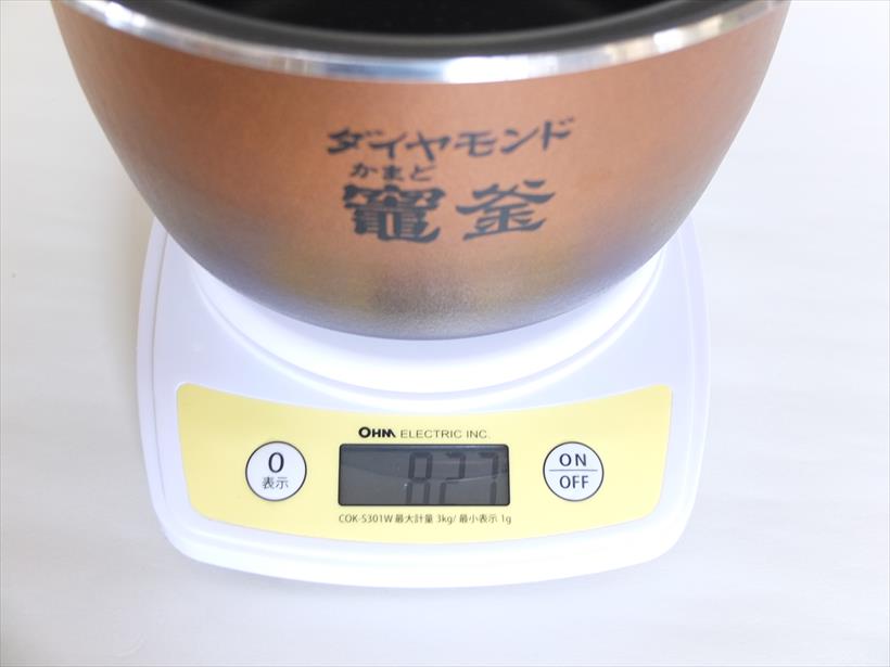 ↑内釜の重さは827g。軽くて丈夫で、片手でもラクラク持てます