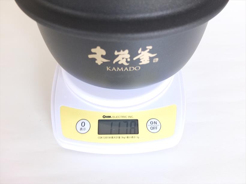 ↑内釜の重さは1178g。炭でできているため、取り扱いは慎重に行う必要があります