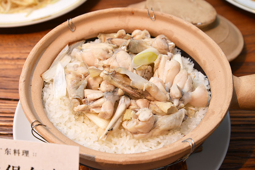 ↑廣東料理「カエルの土鍋ごはん」。実はカエルはポピュラーな食材で、鶏肉のような味わいが特徴です