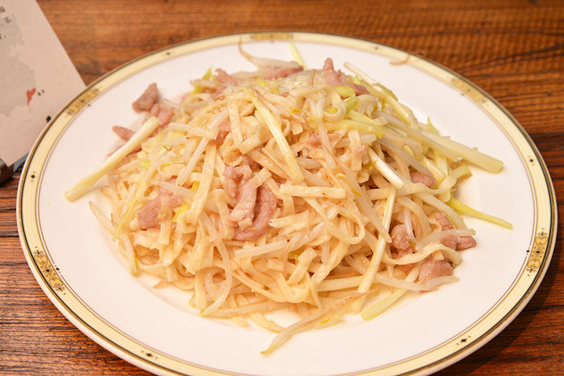 ↑廣東料理「豚と黄ニラのイーフー焼きそば」。水を使わず、小麦粉と卵のみで打った麺はまるで生パスタのような弾力です