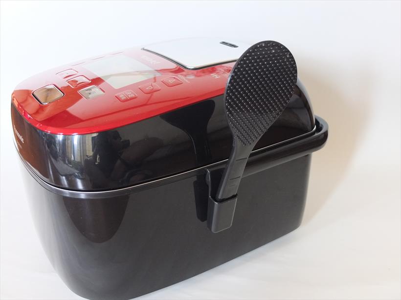 ↑炊飯器の取っ手の根元に付属品のしゃもじホルダーを取り付ける溝があります。しゃもじを省スペースにセットできて便利です
