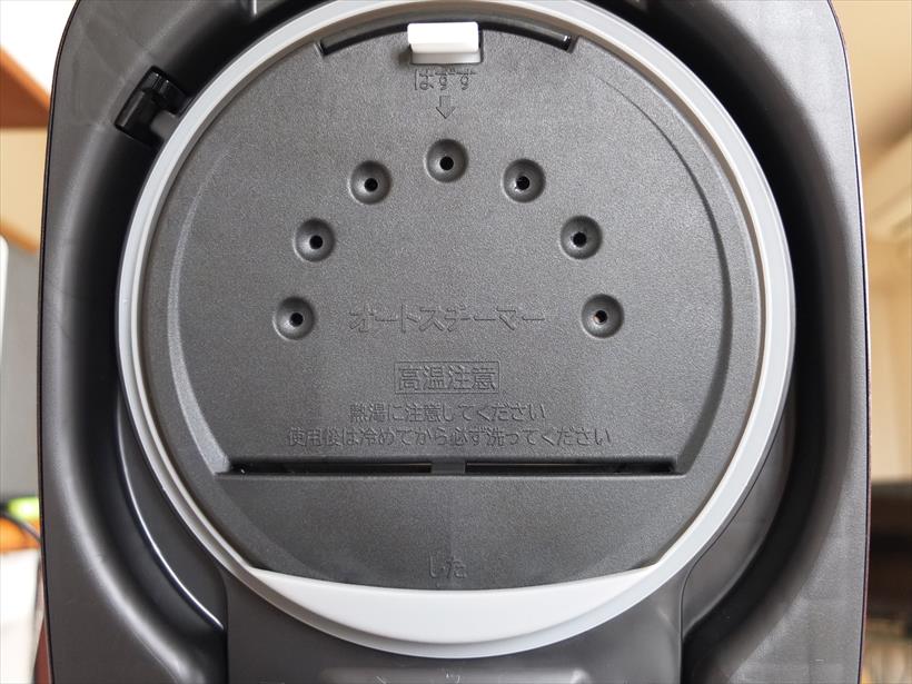 ↑内ぶたに「オートスチーマー」を装備。ふた加熱板とプレートの間に貯めた水をヒーター加熱し、7つの穴からスチームとして放出します