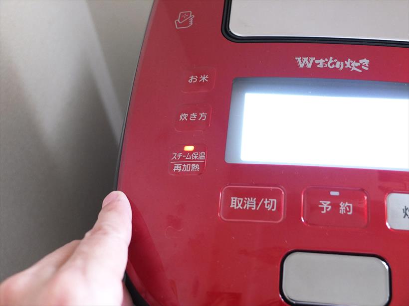 ↑ごはんが炊き上がると自動的にスチーム保温がスタート。保温開始から約5〜6時間後と約10〜12時間後に自動でスチームが供給されます。また、保温中に「スチーム保温/再加熱」ボタンを押すとスチームが釜内に素早く充満。保温ごはんに炊きたてのみずみずしさが蘇ると評判の機能です