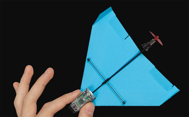 紙飛行機もスマホで進化していた! 不可能だった曲芸飛行を可能にした「POWERUP DART」