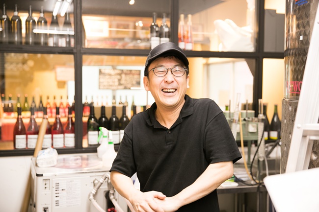 滋賀県の「ヒトミワイナリー」で経験を積んだ、醸造部長の上野浩輔さん