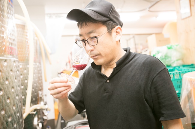「タンク内のワインをこまめにモニタリングすることが、とても大切」と上野さん