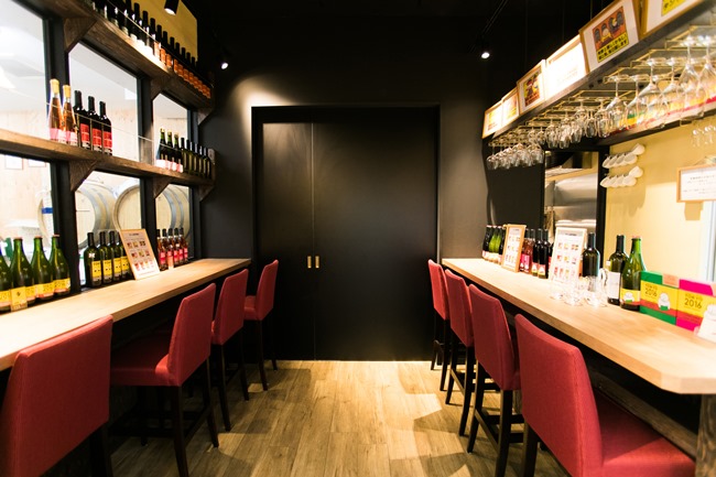 試飲しながらワインが選べるテイスティング・ラボ。バータイムにはおつまみも提供されます