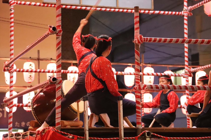 ↑6DマークIIで撮影した夜の祭りでのスナップ。手ブレ防止だけでなく、高速シャッターで動きを止めるためISO25600に。十分実用的な画質が得られた。105ミリ相当 絞り優先オート(F5.6 1/160秒) WB:オート