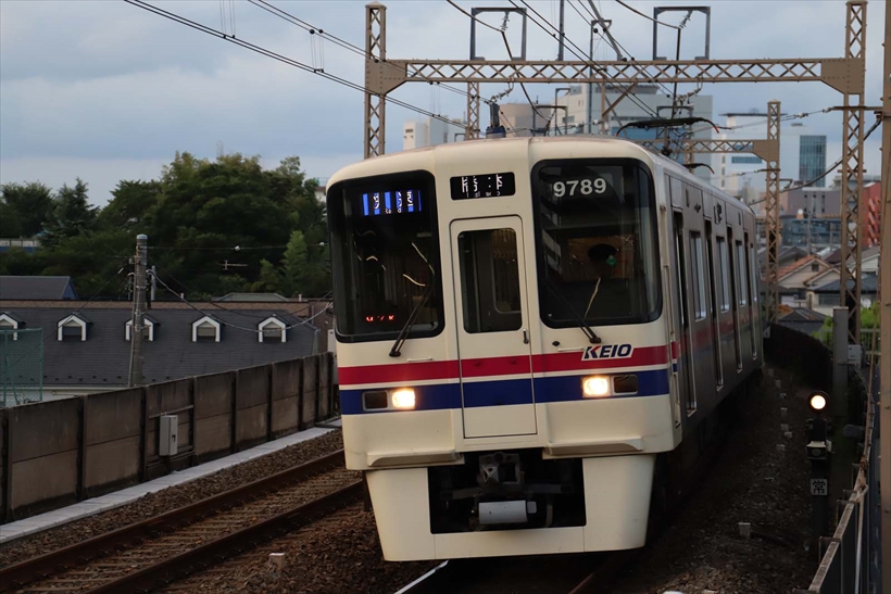↑電車を連写する場合、早い段階で連写が止まることがある。その点EOS 6DマークⅡは、連続撮影枚数が多く撮りやすい。上の写真は、EOS 6DマークIIで撮影し、スタートから15枚目のカットだ(RAW+ラージ/ファイン)。105ミリ相当 マニュアル露出(F5.6 1/1000秒) WB:オート