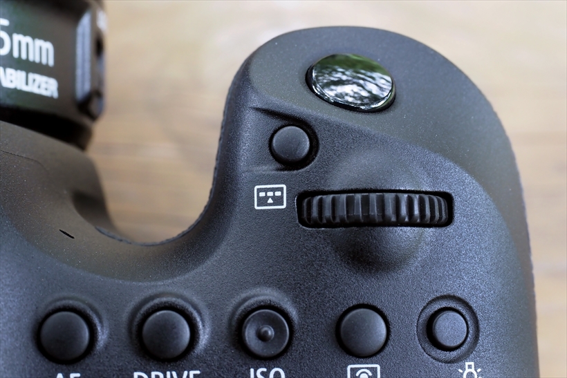↑EOS 6Dにはなかった、シャッターボタン脇の「測距エリア選択ボタン」。これを押すたびに、測距エリアモードが切り替わる