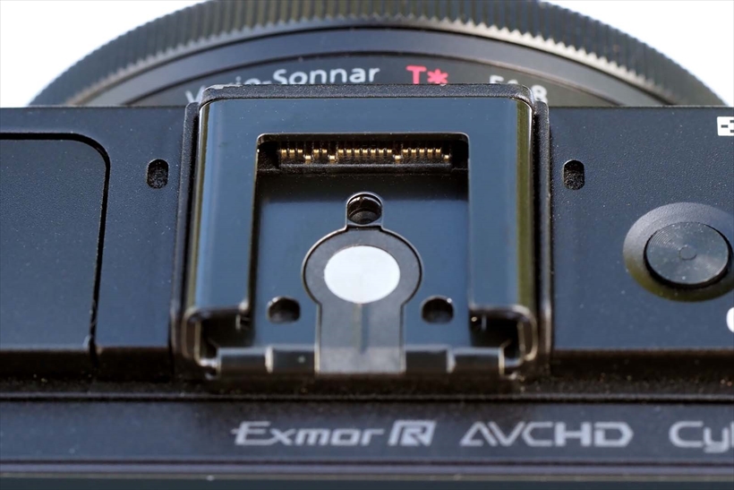 ↑RX100M2のマルチインターフェイスシュー。フラッシュ用接点の奥にアクセサリー用接点がある