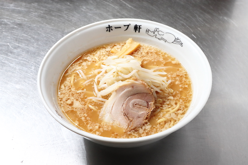 ↑ラーメン(750円) 二郎と同時代に生まれ、二郎より先にブレイクしたラーメン。そのインパクトは、いまでも薄れることはない。店はいつでも背脂豚骨ラーメンが食べられる、年中無休、24時間営業