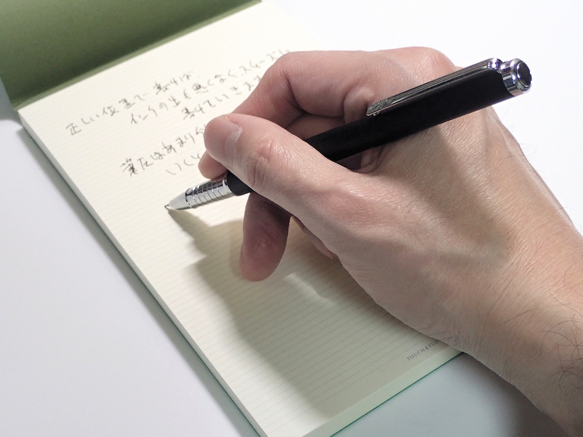 ↑ペン先の平たくなっている面を上にして、ペンをやや寝かせて書くと、よりスムーズに書ける。ペン先の方向とクリップの方向を合わせておけば、正しい位置で書き始めやすい