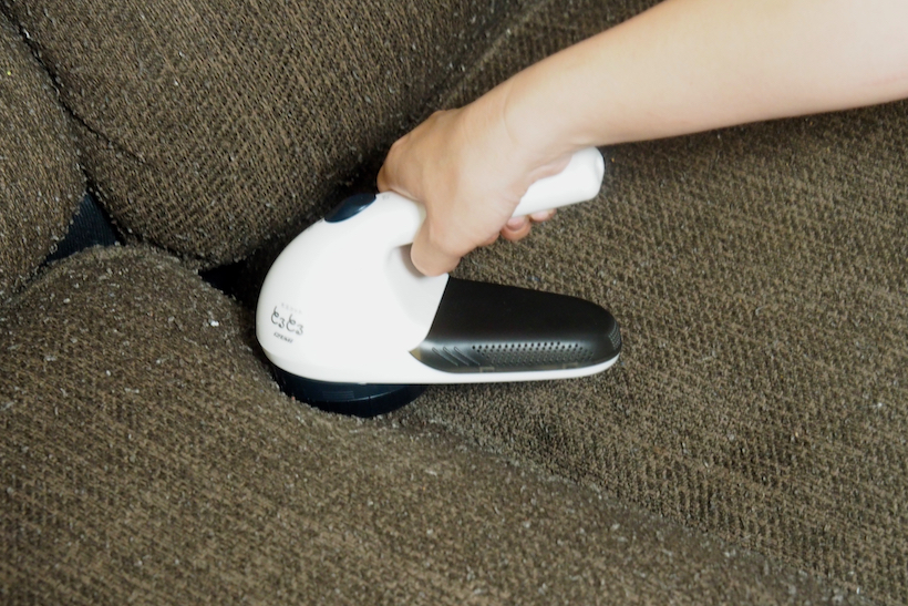 ↑面積の広いソファの毛玉をパワフルにカットしていく