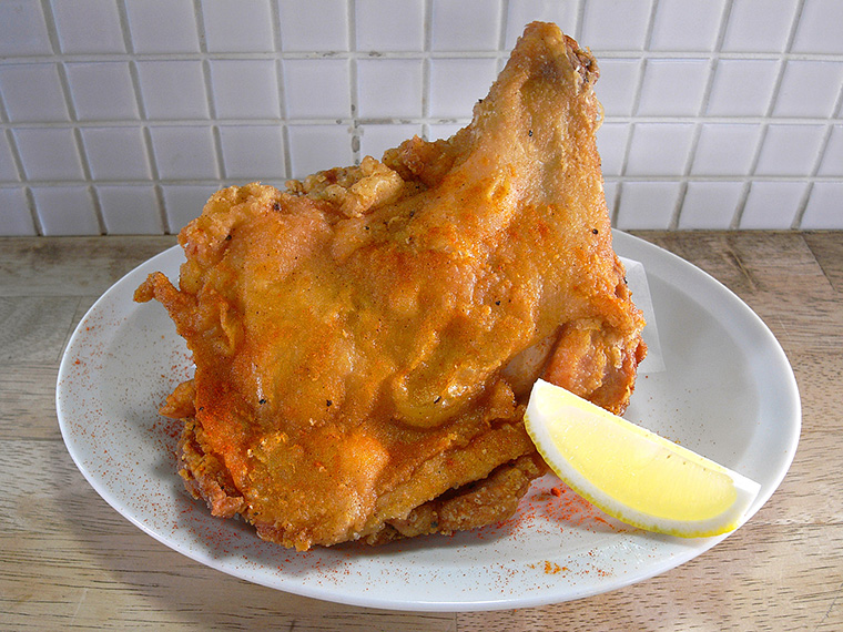 ↑サイドディッシュの「フライドチキン」(650円)は、国産鶏もも肉・約260グラムがドーン! とまるまる1本