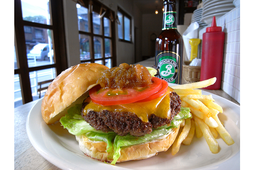 NY帰りの料理人が作るハンバーガーとは? 「NY中のお気に入りの店」を再現した勝どきのブラッセリー「SHARES」