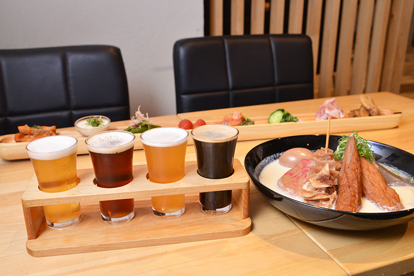 ↑クラフトビール飲み比べセットは1000円で、豆乳白味噌おでん 8種盛は1200円。その後ろはICHI押しおつまみYA(8)つ盛で1480円