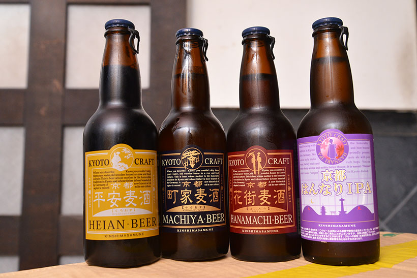 ↑京都町家麦酒の主要な4本。左から、黒ビールのスタウト「くろおす」、ホップがフルーティなケルシュ「かるおす」、コク深いアルトの「まったり」、やさしい苦みが効いた「京都はんなりIPA」(各540円)
