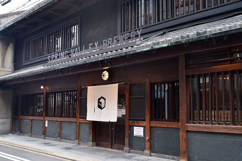 ↑スプリングバレーブルワリー京都の外観。築約100年前の町屋をリノベーションした設えになっており、同店テーマのひとつである”日本の美意識”を表現しています。なお、こちらは本館で、裏には洋風の別館が存在