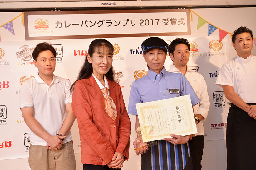 ↑チーズカレーパン部門の表彰。暖色のジャケットの方は、日本カレーパン協会の佐藤絵里会長。365日必ずカレーパンを食べ、これまで4000個以上食べたというカレーパンマニアです。その隣は、最高金賞に輝いた「カレーハウスCoCo壱番屋 名駅サンロード店」の店員さん
