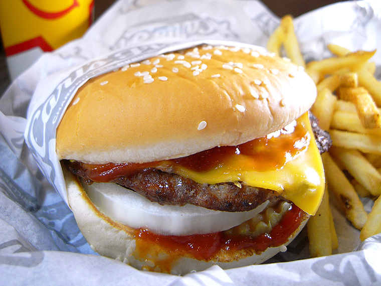 ↑「チーズビッグバーガー」(490円)。野菜なし、ケチャップ&マスタード味で食べるシンプルゆえに力強い味わいのチーズバーガー