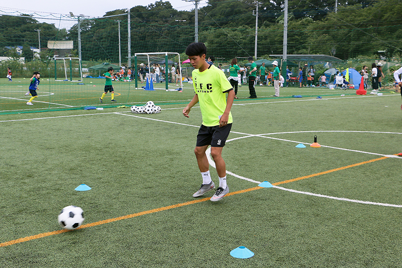 ↑ボールが来るタイミングに合わせて軽くジャンプする感覚でやると、ボールがまとまりやすい