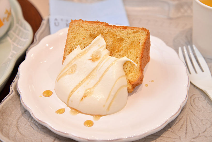 ↑ふんわり食感のシフォンケーキ(メープル/2430円)。写真はカットされたものですが、実際はホールサイズでの販売。メープルの生クリームとメープルシロップが付いてきます