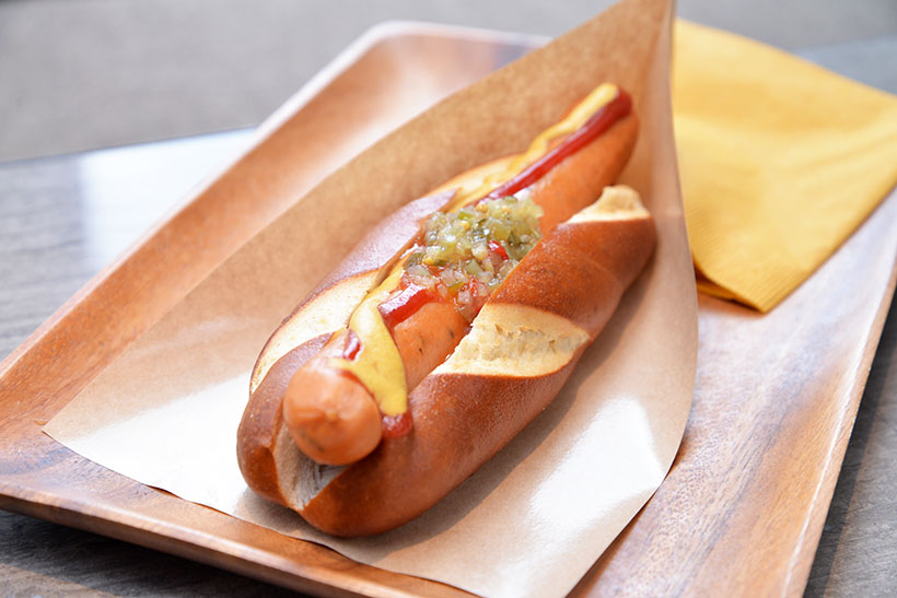↑調布店限定のホットドッグ(734円)。吉祥寺などで人気の「ケーニッヒ」による、素材にこだわった本格ドイツソーセージを使用しています