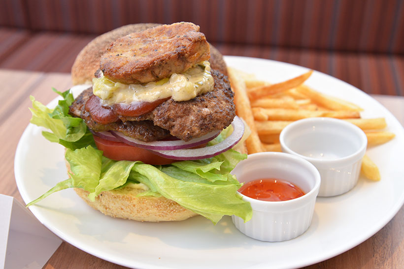 ↑贅沢な旨みをまとった「スペイン産フォアグラバーガー」(1393円)。ハンバーガーはテイクアウトも可能