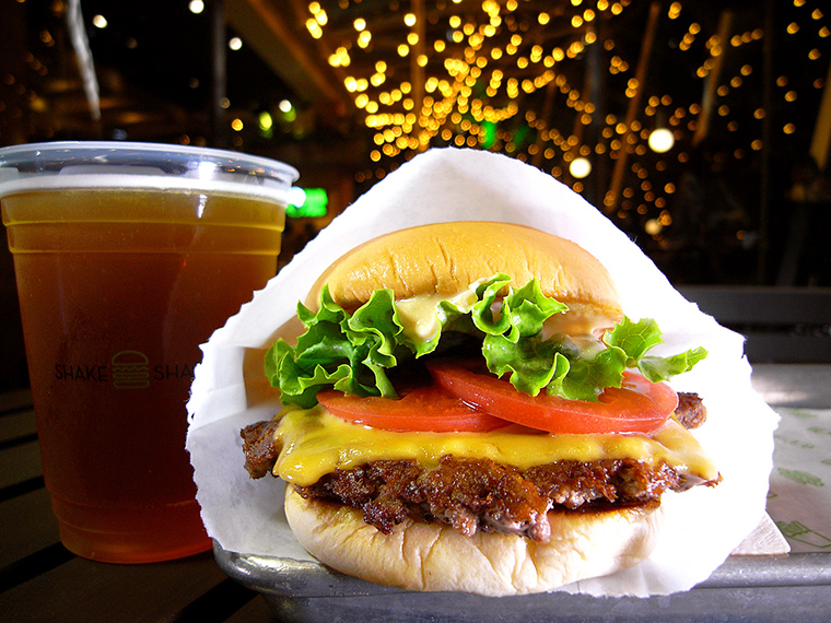 ↑同店の顔、「シャックバーガー」(680円)。サイズも手ごろで、かぶりつくとふわっとソフトに口に入る。その食べやすさも人気の理由だろう