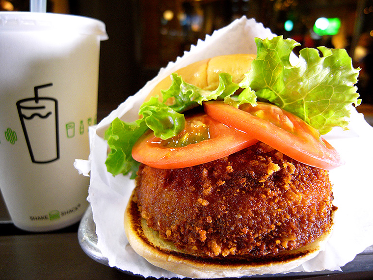 ↑「シュルームバーガー」(930円)。いわゆる肉なしの「ベジバーガー(Veggie Burger)」だが、ビーフパティのバーガーとどちらを食べるか、迷うほどのおいしさ