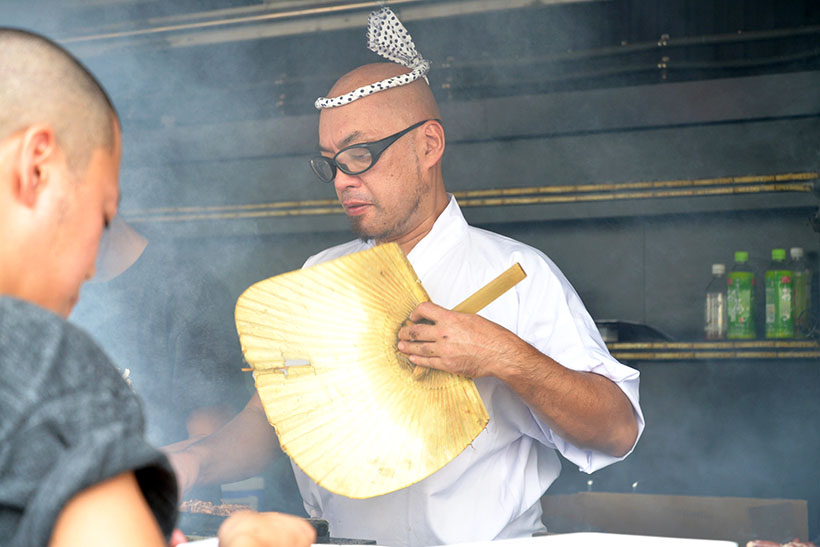 ↑ハツを焼く「鳥しき」の池川さん。こちらは、都内で屈指の人気を誇る“予約が取れない店”
