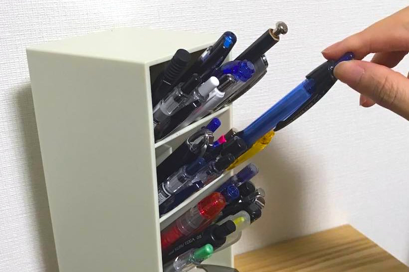 斜め40度が絶対角度！ 散らばるペンをザラッと流し込むだけで整頓できる収納スタンド
