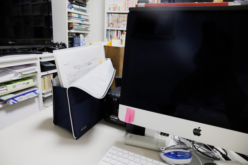 デスクがごちゃつきマックスなアナタへ。書類を一時退避する技アリツール2種をレビュー