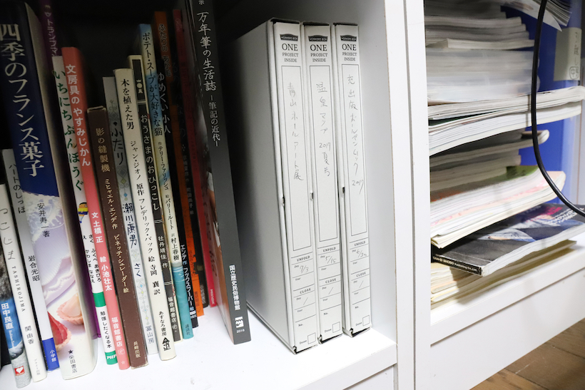 ↑A4タテが入らない書棚なら、底面を手前にして収納