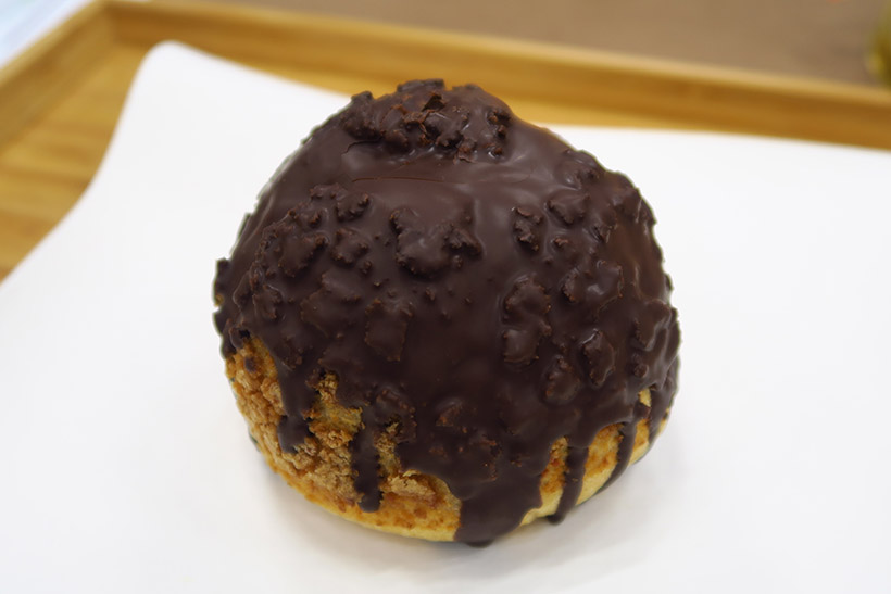 ↑「ざくざく食感 クッキー&クリームシュー」(150円)は、普段食べるシュークリームとの食感の違いが楽しめる